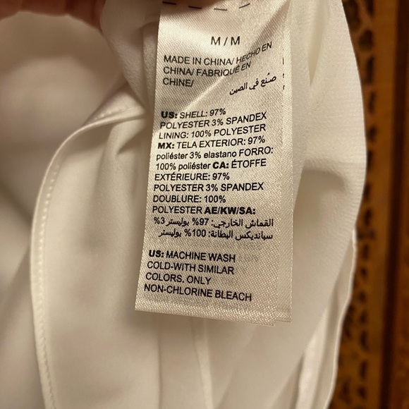 🚺 WHBM white sleeveless v-neck top - Picture 5 of 6